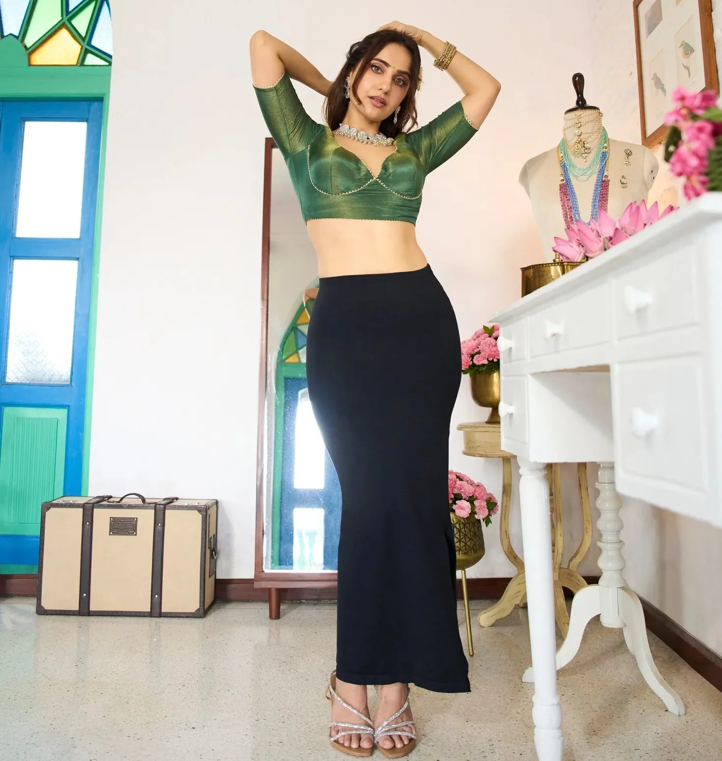 Comparison of traditional saree petticoat vs modern saree shapewear silhouette.